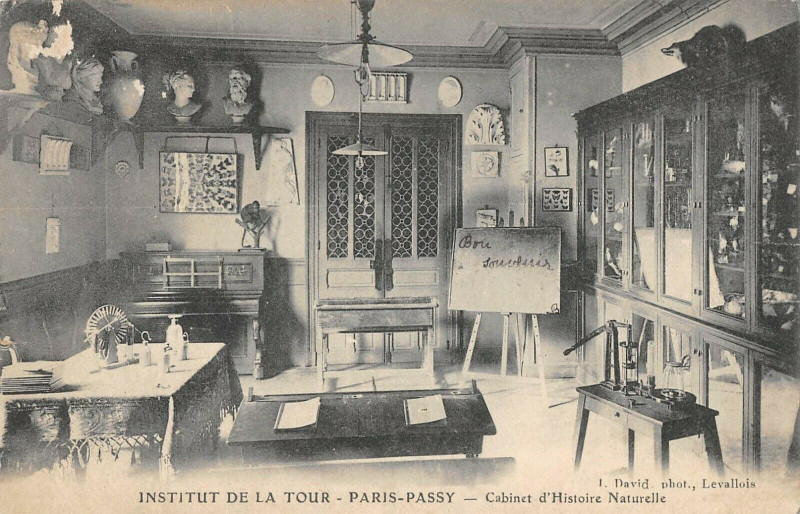 Carte postale ancienne Institut de la Tour - Cabinet d'Histoire Naturelle à Paris 16e