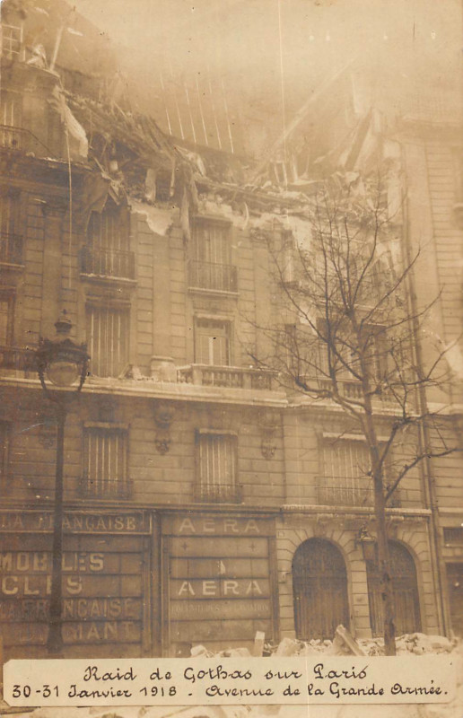 Carte postale ancienne Avenue de la Grande Armée - Raid de Gothas sur Paris à Paris 17e