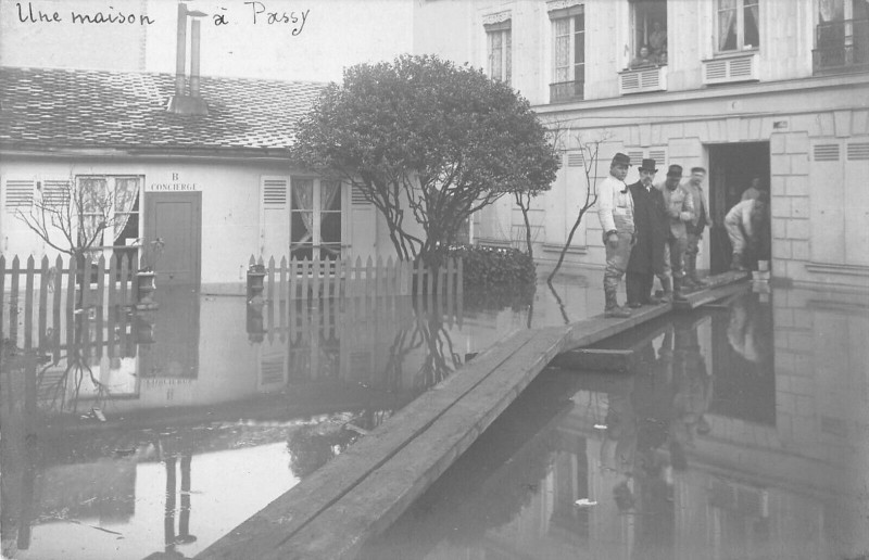 Carte postale ancienne Inondations de 1910 - Une maison à Passy à Paris 16e