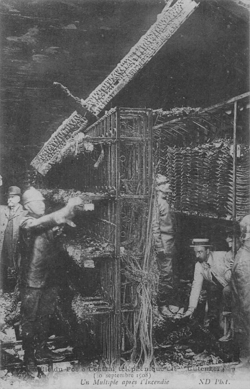 Carte postale ancienne Incendie du Poste Central téléphonique dit Gutenberg (20 septembre 1908) - Un Multiple après l'Incendie à Paris 1er