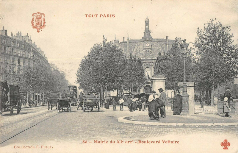Carte postale ancienne Paris XIe Boulevard Voltaire Mairie Du XIe arrt à Paris 11e