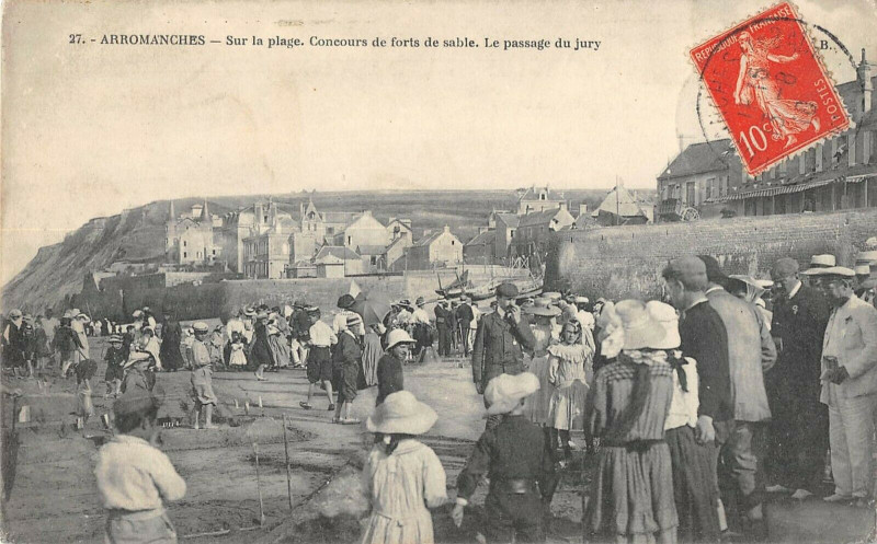 Carte postale ancienne Arromanches Sur Le Sable Concours De Forts De Sable La Passage Du Jury