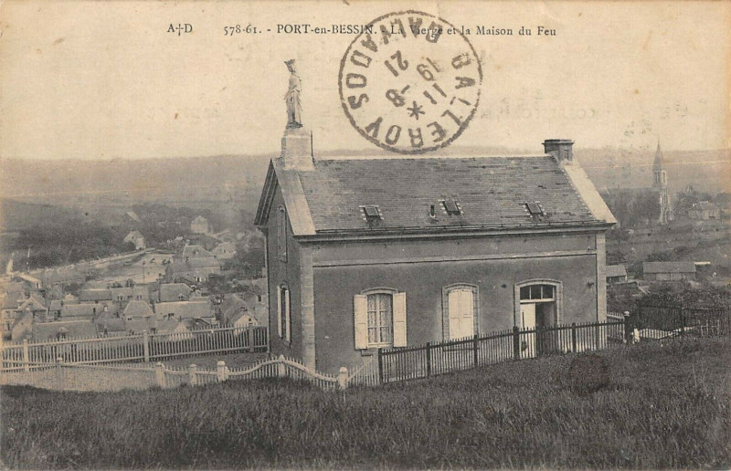 Carte postale ancienne Port En Bessin La Vierge Et La Maison Du Feu