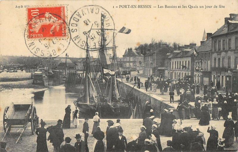 Carte postale ancienne Port En Bessin Les Bassins Et Les Quais Un Jour De Fete