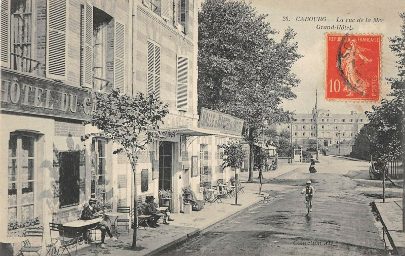 Carte postale ancienne Cabourg La Rue De La Mer Grand Hotel à Cabourg