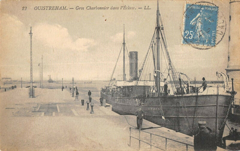 Carte postale ancienne Ouistreham Gros Charbonnier Dans L'Ecluse à Ouistreham
