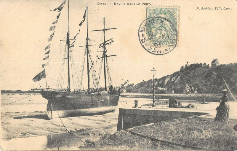 Carte postale ancienne Dives Navire Dans Le Port