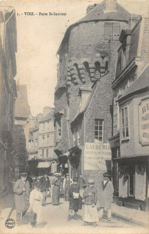 Carte postale ancienne Vire Porte Saint Sauveur