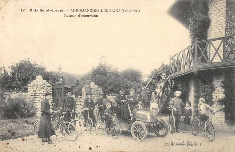 Carte postale ancienne VillaSaint-Joseph Arromanches Les Bains Retour D'Excursion à Arromanches-les-Bains