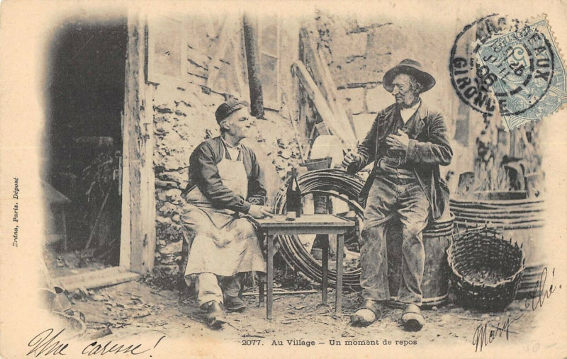 Carte postale ancienne Au Village Un Moment De Repos