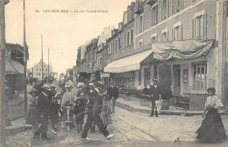 Carte postale ancienne Luc Sur Mer La Rue Grand Orient à Luc-sur-Mer