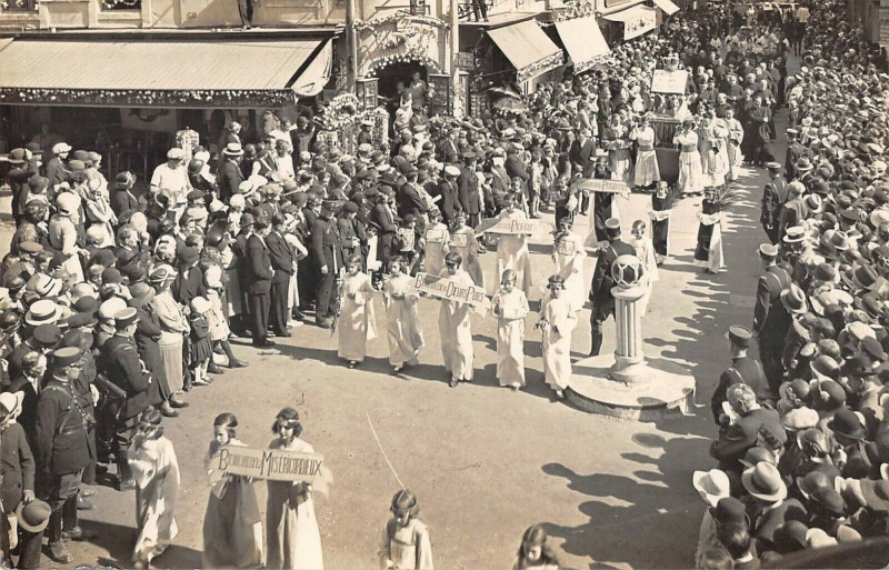 Carte postale ancienne Lisieux Carte Photo De La Procession Dans Une Rue De La Ville à Lisieux