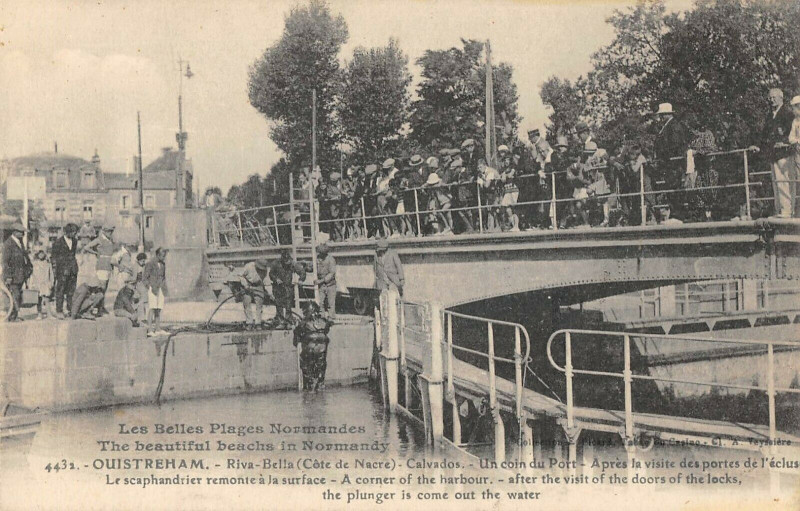 Carte postale ancienne Ouistreham Riva Bella Le Scaphandrier Remonte A La Surface à Ouistreham