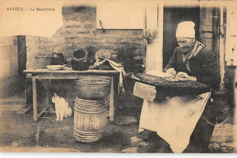 Carte postale ancienne Bayeux La Dentelliere à Bayeux