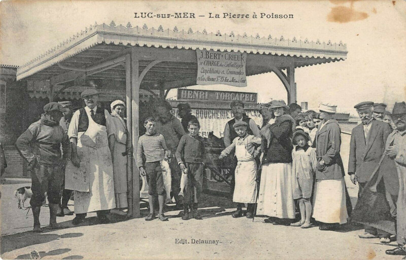 Carte postale ancienne Luc Sur Mer La Pierre A Poisson à Luc-sur-Mer