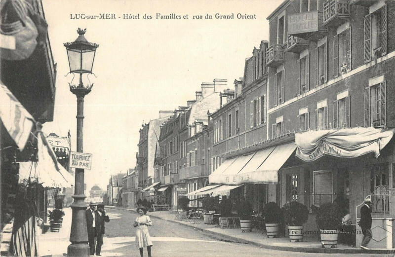Carte postale ancienne Luc Sur Mer Hotel Des Familles Et Rue Du Grand Orient à Luc-sur-Mer