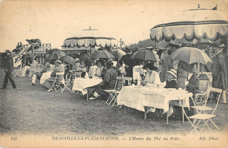 Carte postale ancienne Deauville La Plage Fleurie L'Heure Du The Au Polo à Deauville