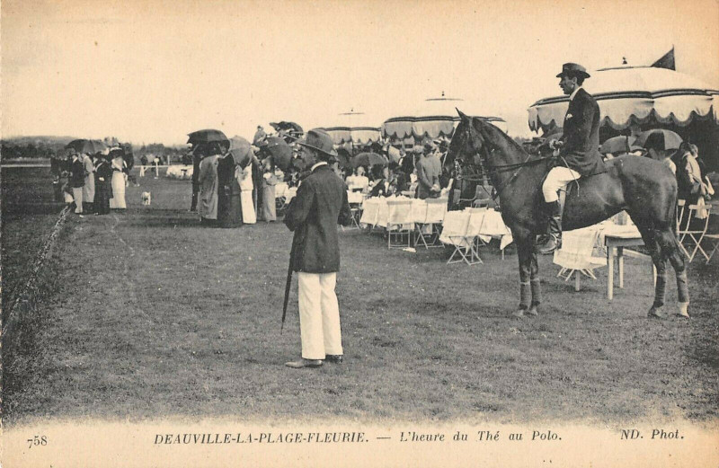 Carte postale ancienne Deauville L'Heure Du The Au Polo à Deauville
