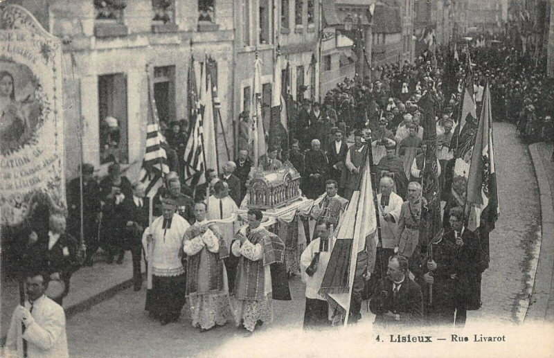 Carte postale ancienne Lisieux Rue Livarot à Lisieux