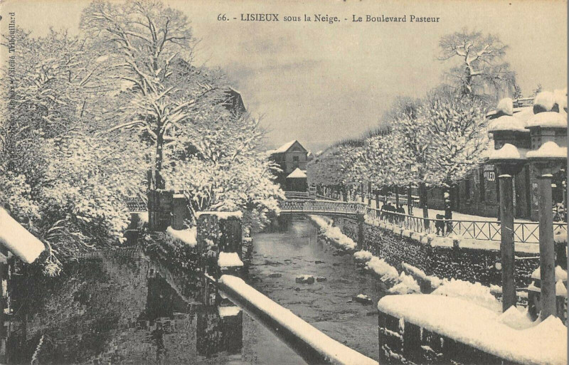Carte postale ancienne Lisieux Sous La Neige Le Boulevard Pasteur à Lisieux