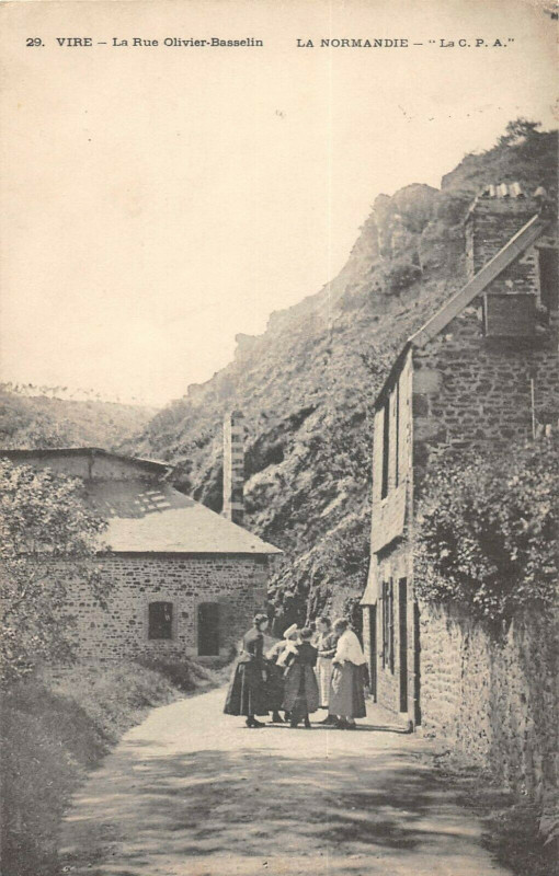Carte postale ancienne Vire La Rue Olivier Basselin