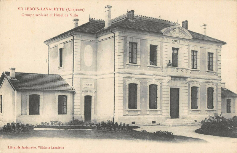 Carte postale ancienne Villebois Lavalette Groupe Scolaire Et Hotel De Ville à Villebois-Lavalette