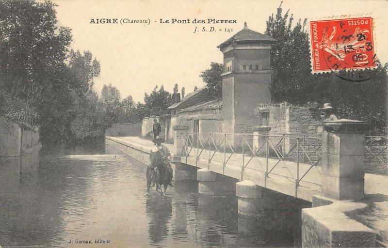 Carte postale ancienne Aigre Le Pont Des Pierres à Aigre