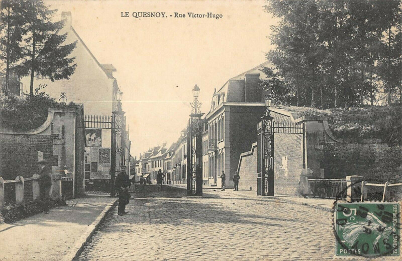 Carte postale ancienne Le Quesnoy Rue Victor Hugo au Quesnoy