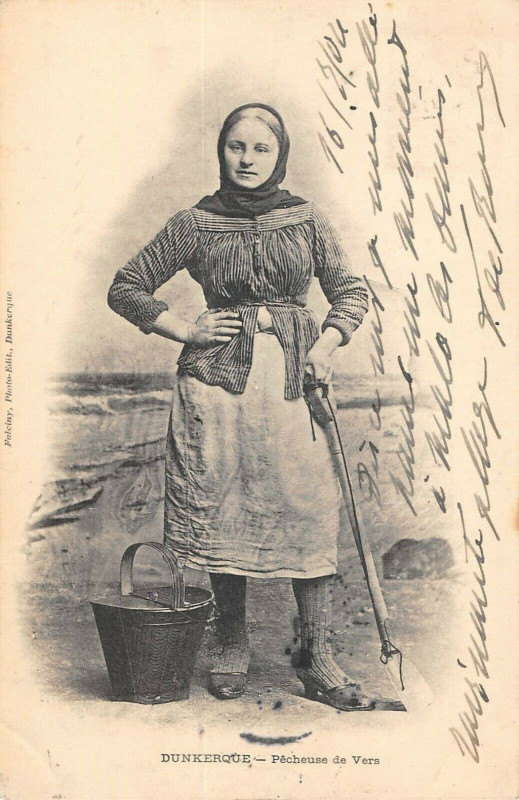 Carte postale ancienne Dunkerque Pecheuse De Vers à Dunkerque