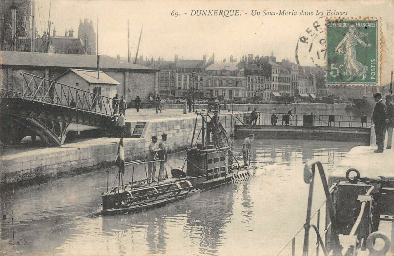 Carte postale ancienne Dunkerque Un Sous Marin Dans Les Ecluses à Dunkerque