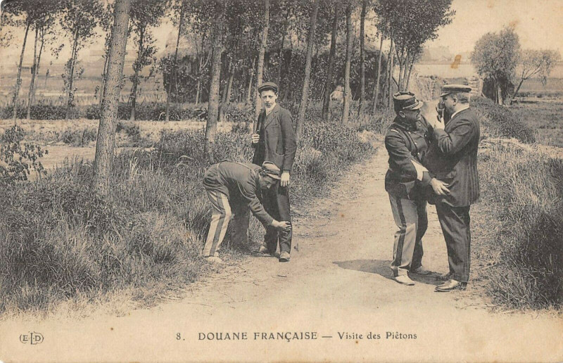 Carte postale ancienne Douane Francaise Visite Des Pietons