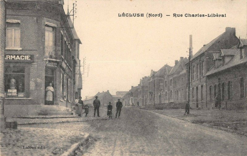 Carte postale ancienne Lecluse Rue Charles Liberal à Lécluse
