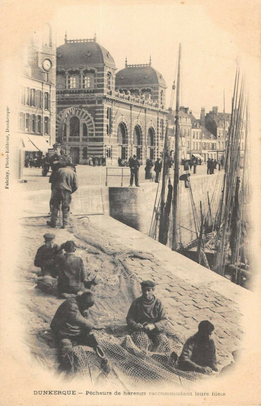 Carte postale ancienne Dunkerque Pecheurs De Harengs Raccomodant Leurs Filets à Dunkerque