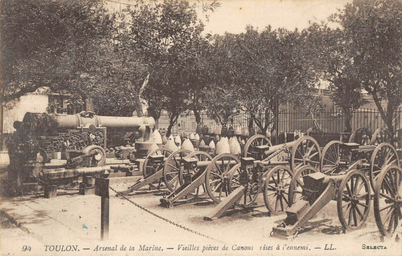 Carte postale ancienne Toulon Arsenal De La Marine Vieilles Pieces De Canons à Toulon