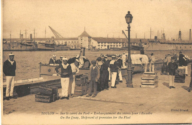 Carte postale ancienne Toulon Sur Le Carre Du Port Embarquement Des Vivres Pour L'Escadre à Toulon