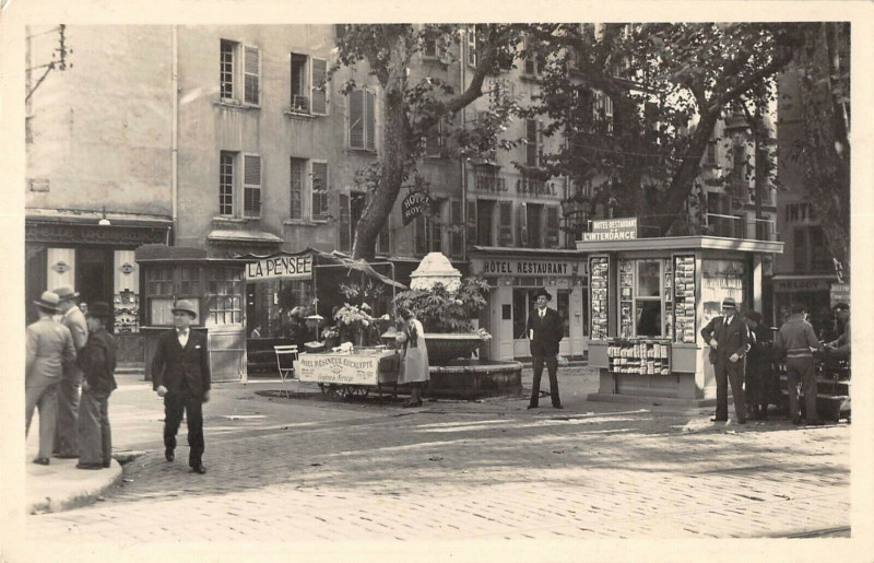 Carte postale ancienne Toulon Place Amiral Senes à Toulon