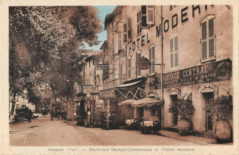 Carte postale ancienne Lorgues Boulevard Georges Clemenceau Et Hotel Moderne à Lorgues