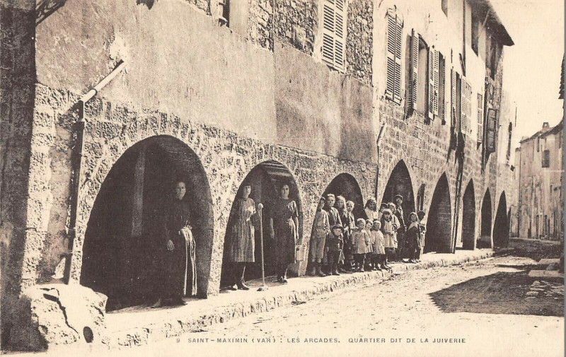 Carte postale ancienne Saint Maximin Les Arcades Quartier De La Juiverie