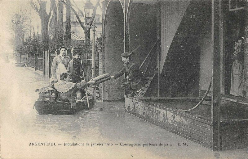 Carte postale ancienne Argenteuil Inondations 1910 Courageuse Porteuse De Pain à Argenteuil