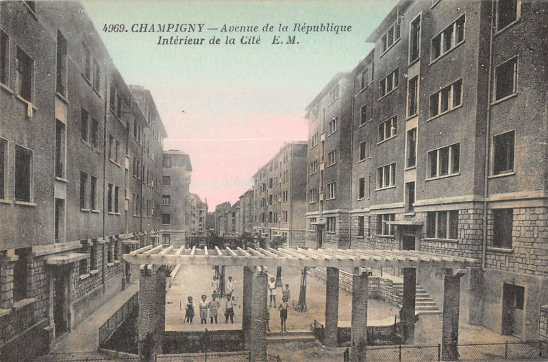 Carte postale ancienne Champigny Avenue De La Republique Interieur De La Cite