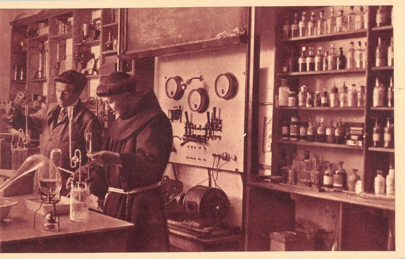 Carte postale ancienne Fontenay Sous Bois Petit Seminaire La Vie D'Etude Au College Chimie à Fontenay-sous-Bois