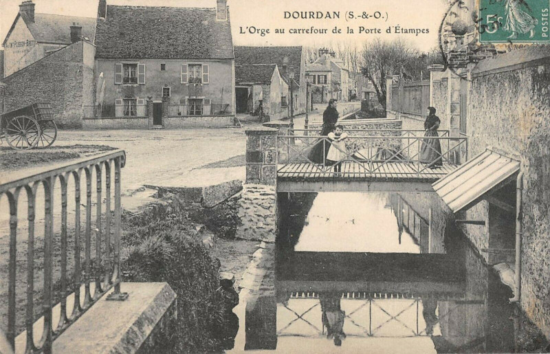 Carte postale ancienne Dourdan L'Orge Au Carrefour De La Poste D'Etampes à Dourdan