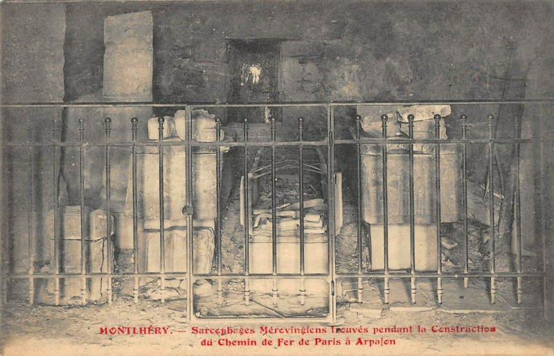 Carte postale ancienne Montlhery Sarcophages Merovingiens Trouves à Montlhéry