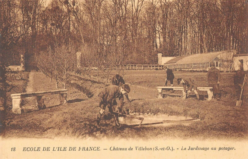 Carte postale ancienne Ecole De L'Ile De France Chateau De Villebon Jardinage Au Potager