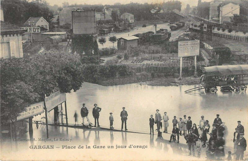 Carte postale ancienne Gargan Place De La Gare Un Jour D'Orage