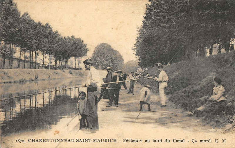 Carte postale ancienne Charentonneau Saint-Maurice Pecheurs Au Bord Du Canal Ca Mord Peche à Saint-Maurice