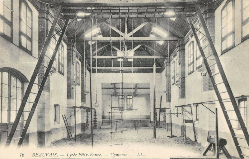 Carte postale ancienne Beauvais Lycee Felix Faure Gymnase à Beauvais