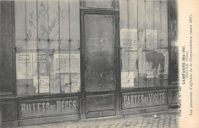 Carte postale ancienne Noyon Les Panneaux D'Affiches De La Commandanture 1917 à Noyon