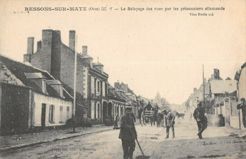 Carte postale ancienne Ressons Sur Matz Le Balayage Des Rues Par Les Prisonniers Allemands à Ressons-sur-Matz