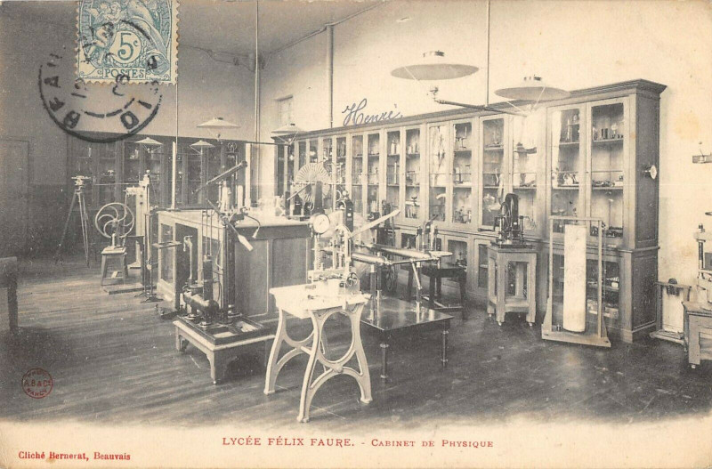 Carte postale ancienne Beauvais Lycee Felix Faure Cabinet De Physique à Beauvais